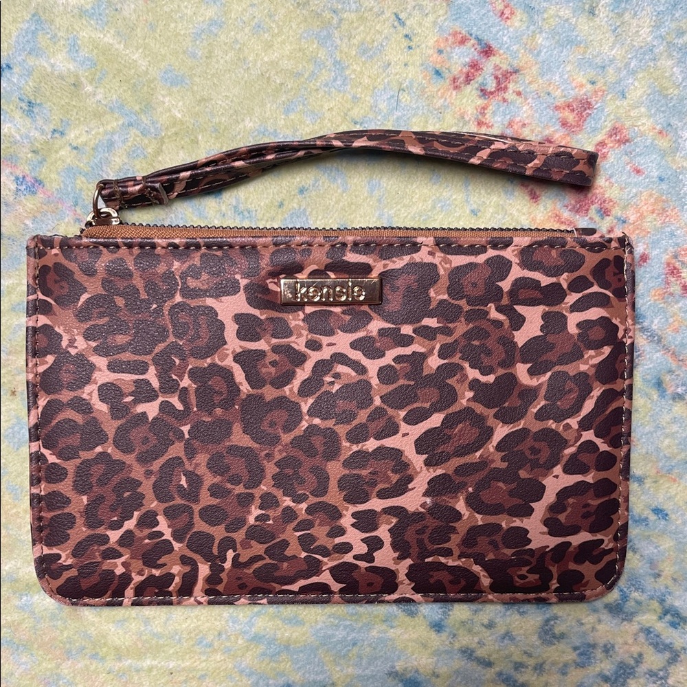 💙Kensie Brown Leopard Print Wristlet